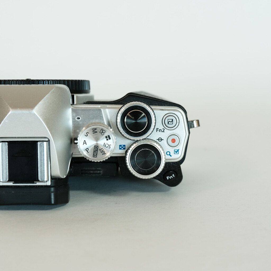 OLYMPUS OM-D E-M10 Mark IIの出品 | ONE SCENE（ワンシーン）