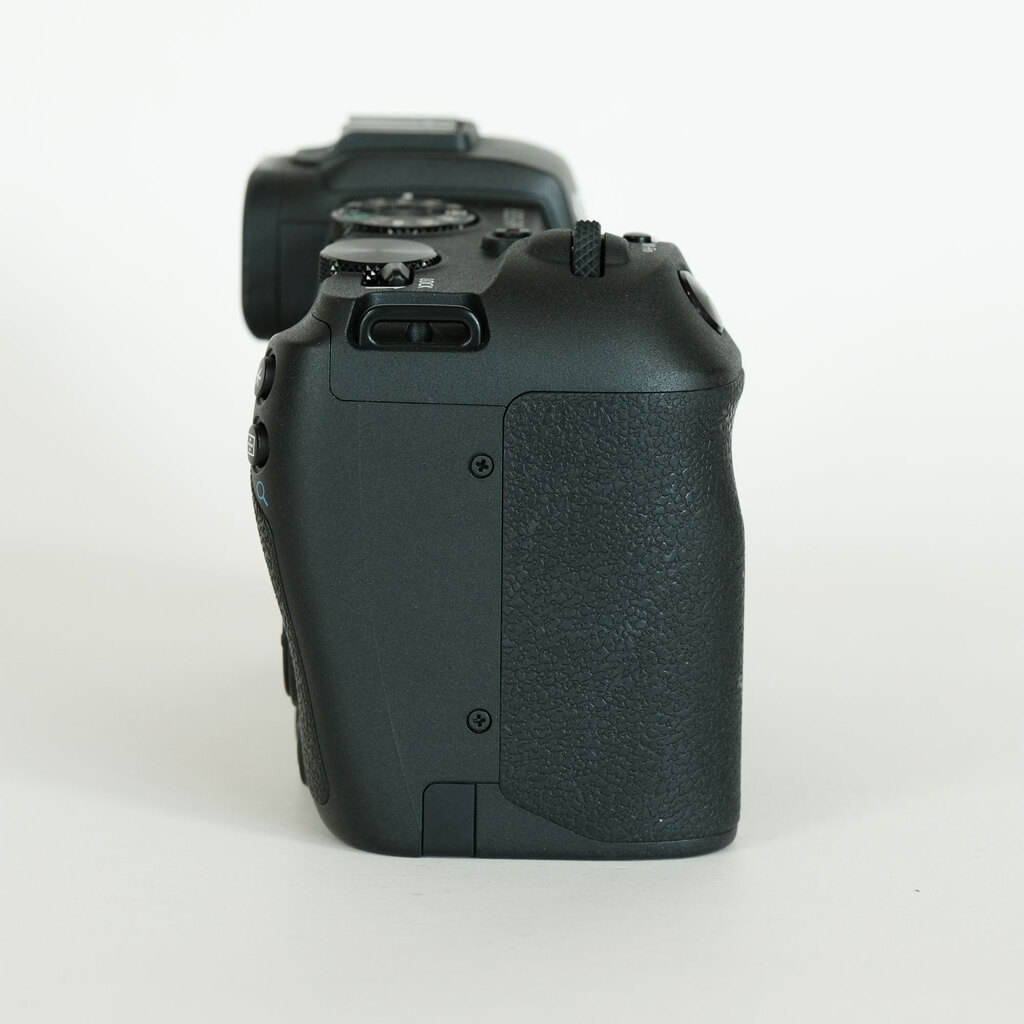 Canon EOS RP ボディ【キレイです】【予備バッテリー付き】 キヤノン「EOS RP」の予備バッテリーの必要性と、おすすめのLP