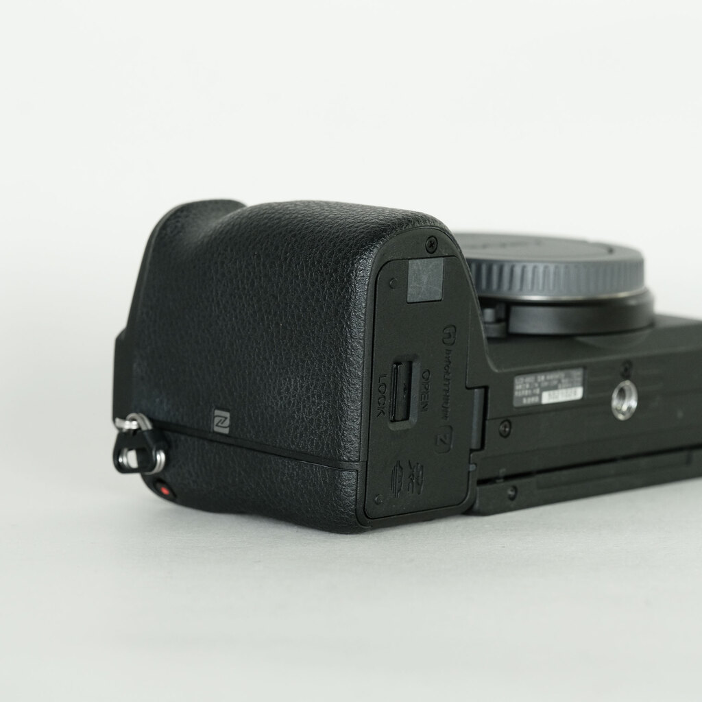 ショット数1470）SONY α6600ボディ/ILCE6600ケージ、ムック付 α6600 ILCE-6600 ボディの製品画像 - 価格.com