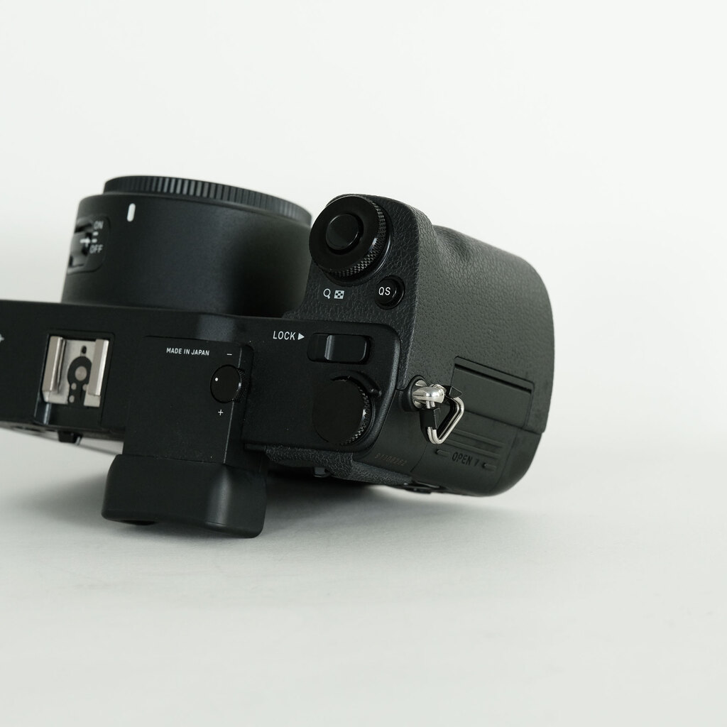 SIGMA sd Quattro & Art 30mm F1.4 DC HSM レンズキット SIGMA sd Quattro & Art 30mm F1.4 DC HSM レンズキット