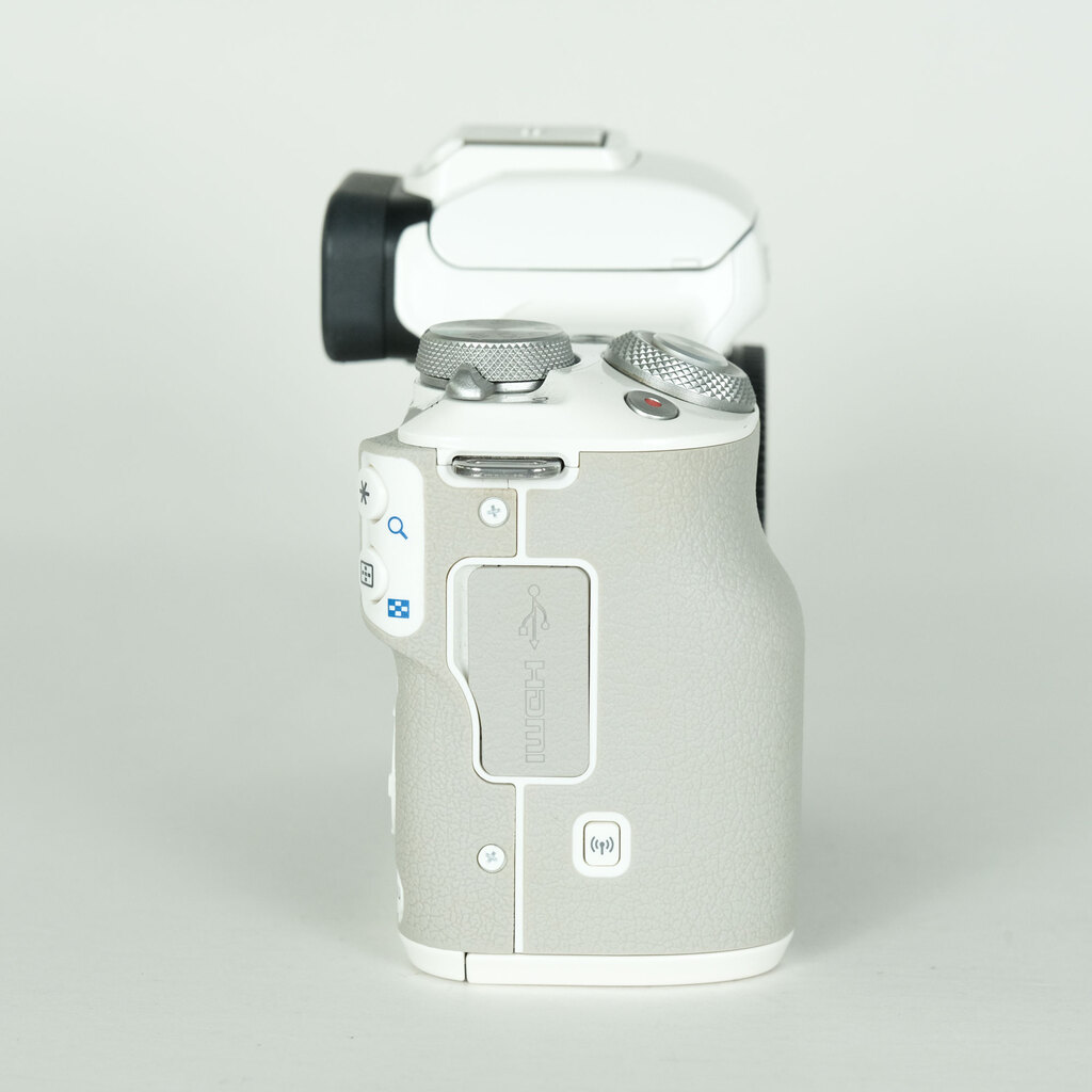 Canon EOS Kiss M [�{�f�B �z���C�g]