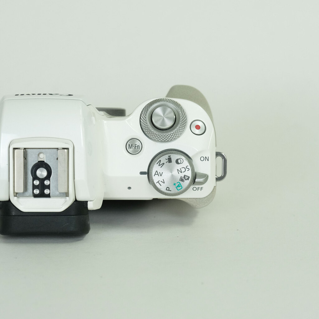 Canon EOS Kiss M Canon EOS Kiss M