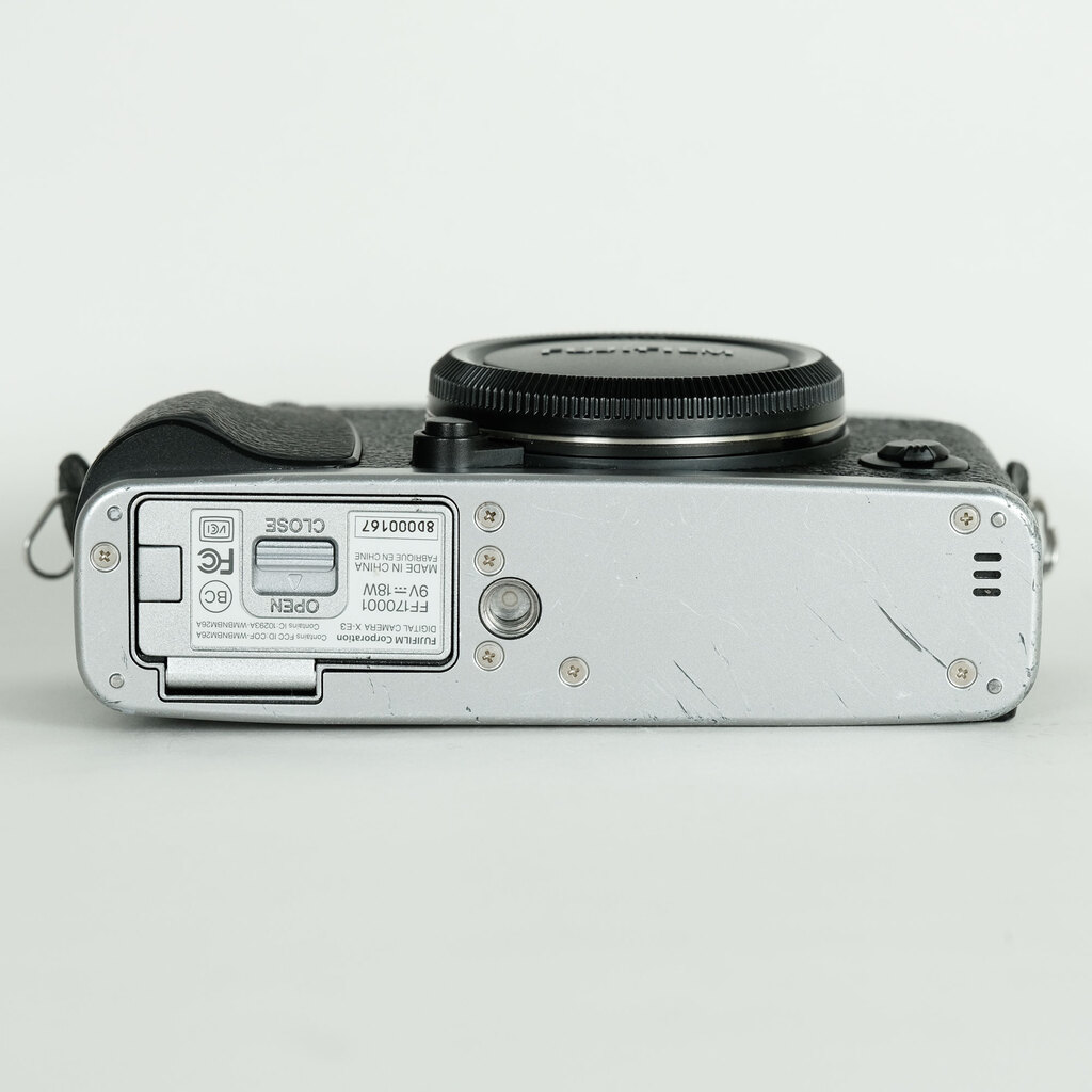 u*1様 【FUJIFILM】 X-E3 シルバー/ブラック 富士フイルム FUJIFILM X-E3 ボディ [シルバー] 価格比較 - 価格.com