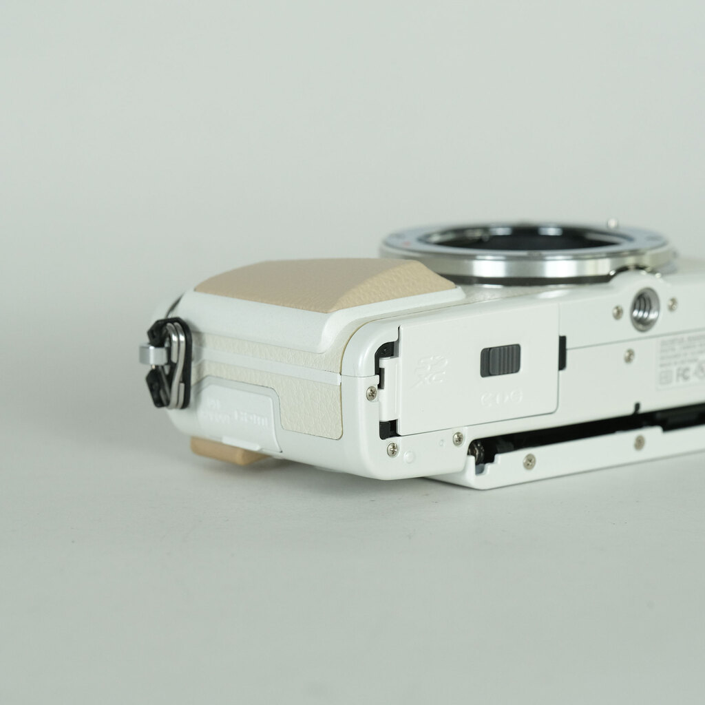 OLYMPUS PEN Lite E-PL7 ボディ ホワイト OLYMPUS PEN Lite E-PL7 ボディ ホワイト