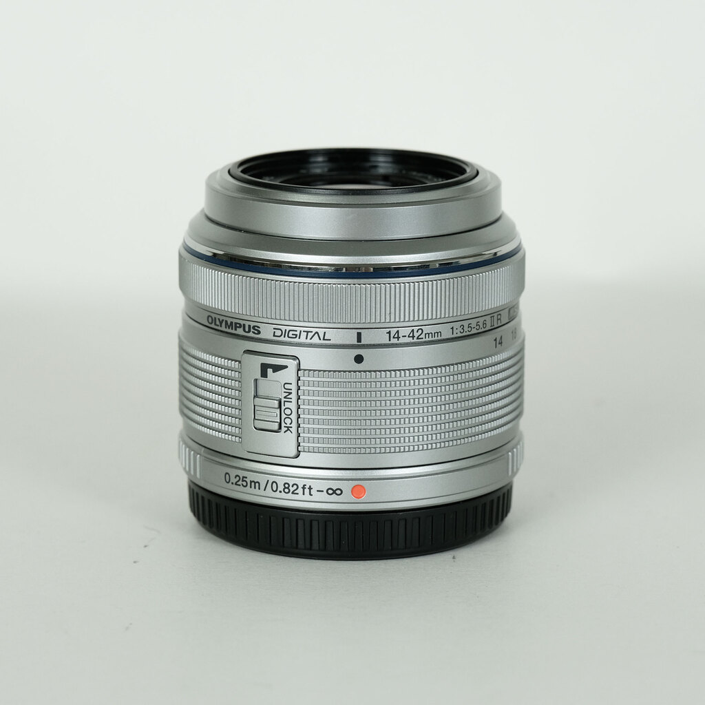 OLYMPUS M.ZUIKO DIGITAL 14-42mm F3.5-5.6IIR シルバー