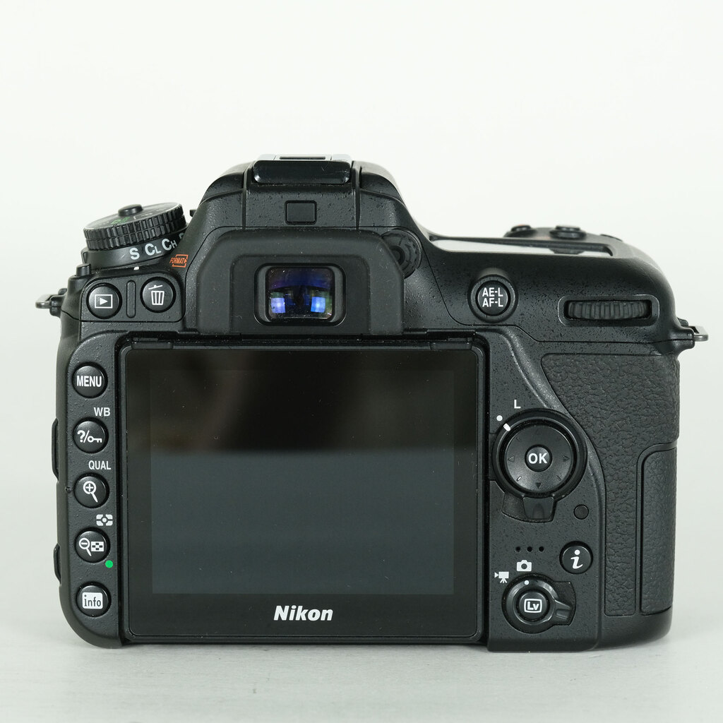 Nikon D7500 [�{�f�B]
