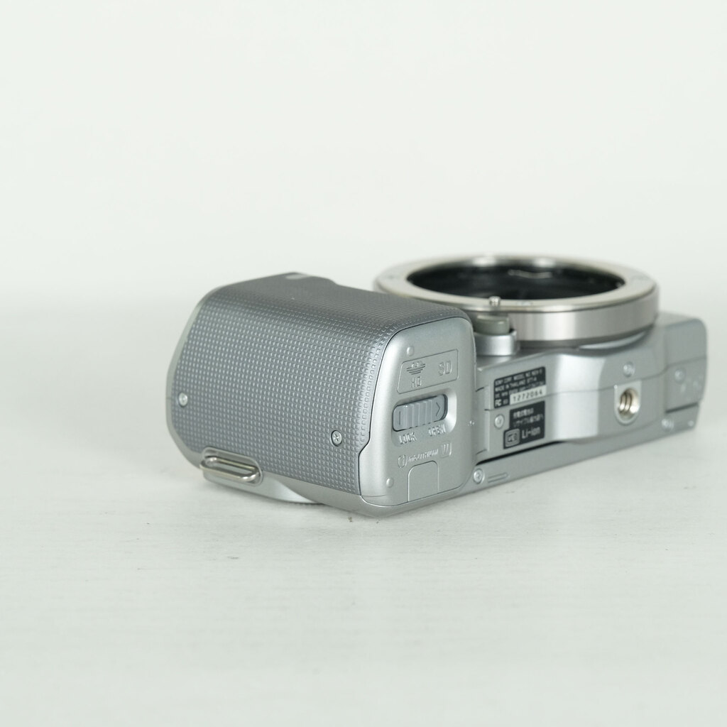 SONY α NEX-5N ボディ シルバーの出品 | ONE SCENE（ワンシーン）