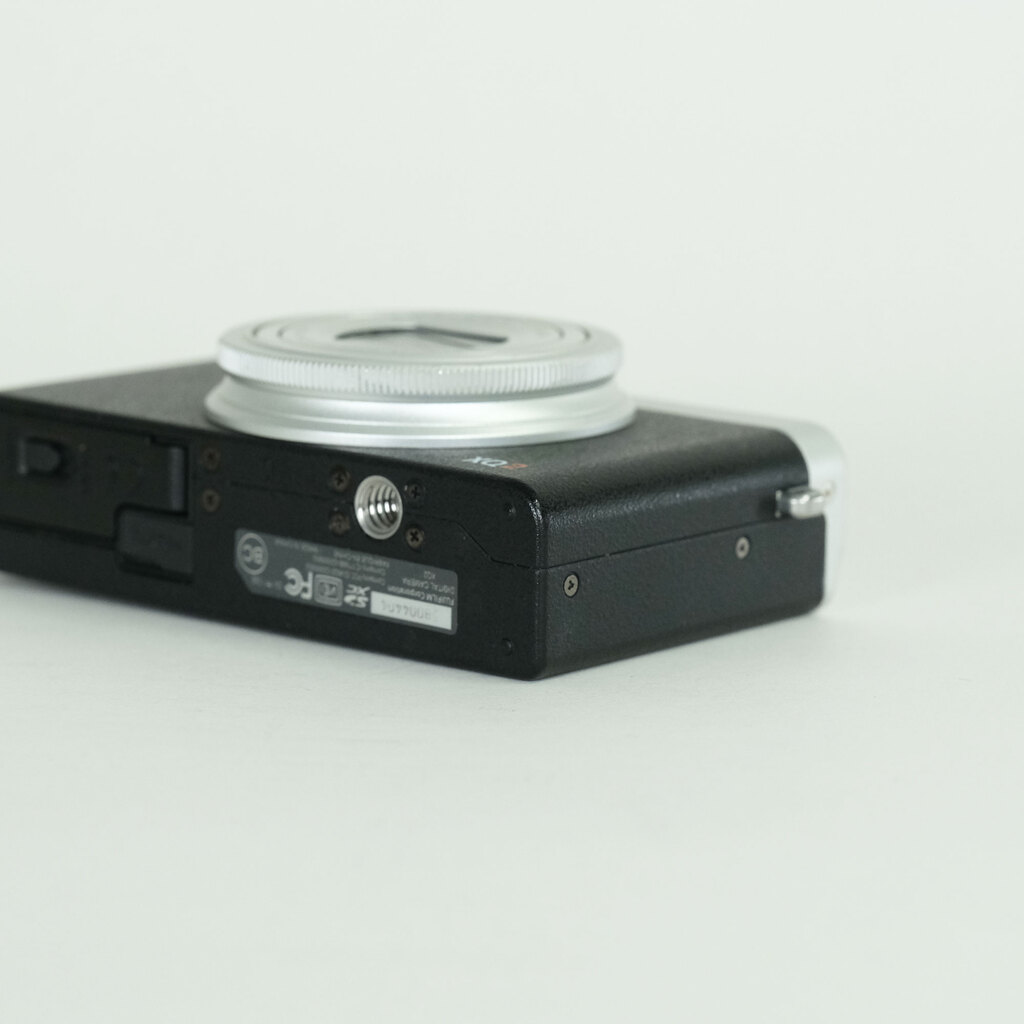 FUJIFILM XQ2 シルバー FUJIFILM XQ2 シルバー