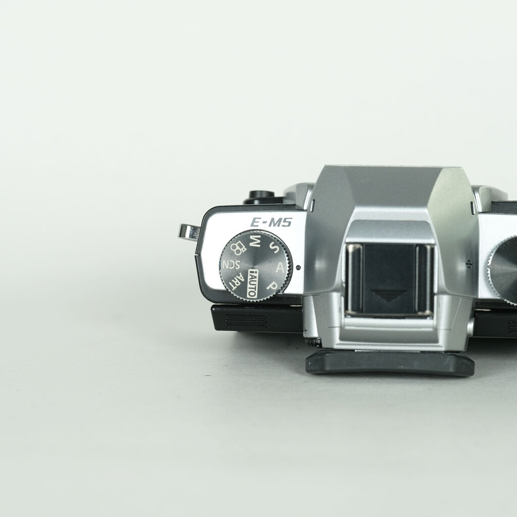 OLYMPUS OM-D E-M5 ボディ シルバー OLYMPUS OM-D E-M5 ボディ シルバー