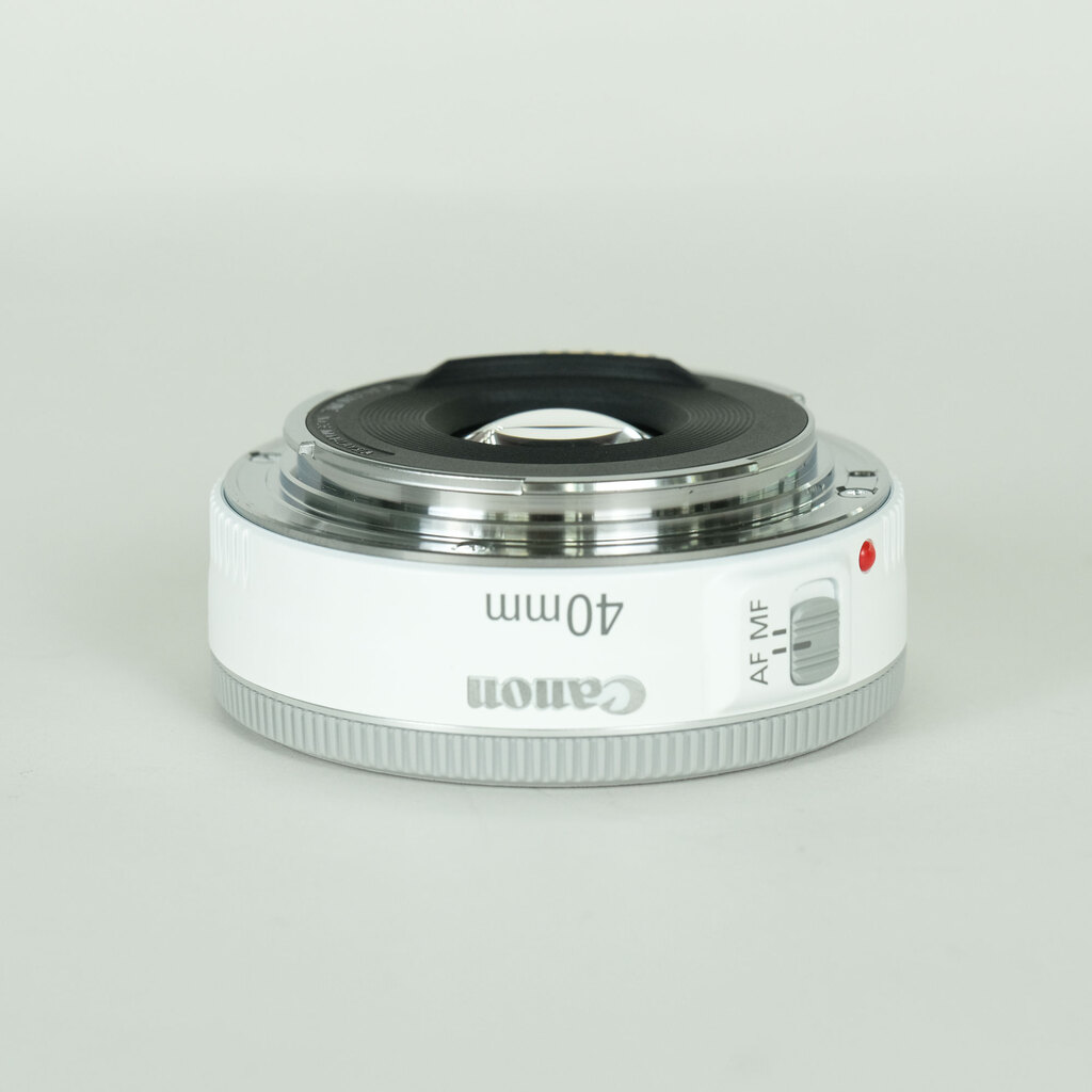 【美品】ホワイト　単焦点レンズ　Canon EF 40mm F2.8 STM Canon EF40mm F2.8 STM ホワイトの出品 | ONE SCENE（ワンシーン）