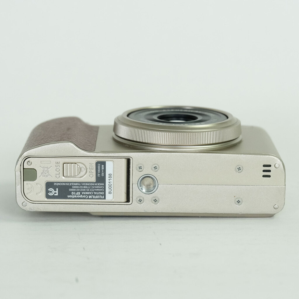 FUJIFILM XF10 シャンパンゴールド