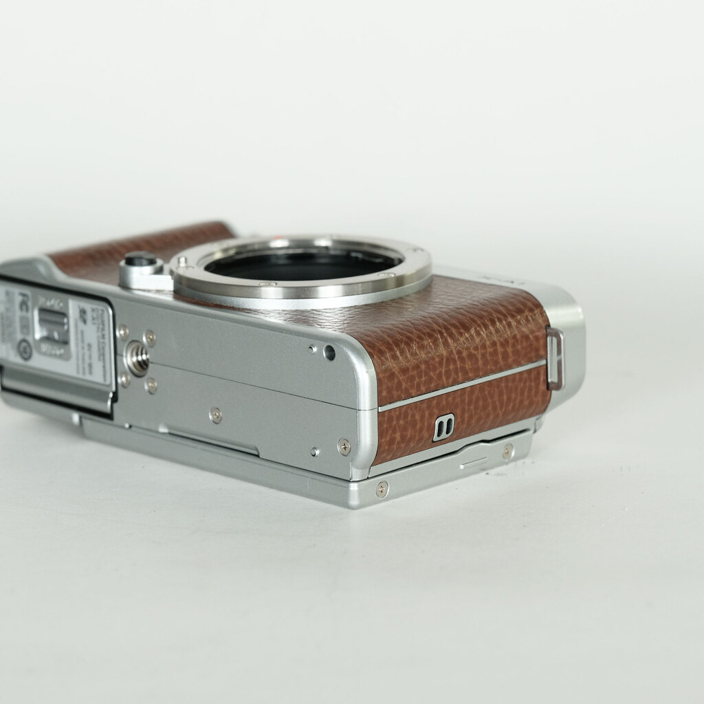 FUJIFILM X-A1 ボディ ブラウン
