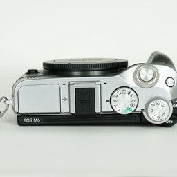 Canon EOS M6