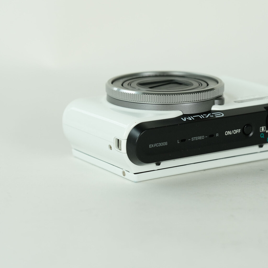 CASIO EXILIM EX-FC300SWE ホワイトの出品 | ONE SCENE（ワンシーン）