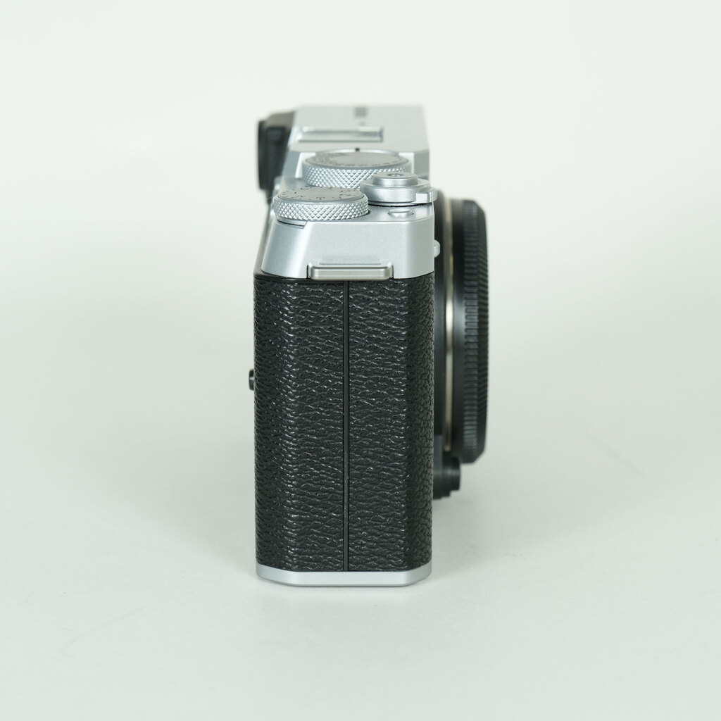 FUJIFILM X-E4 [�{�f�B �V���o�[]