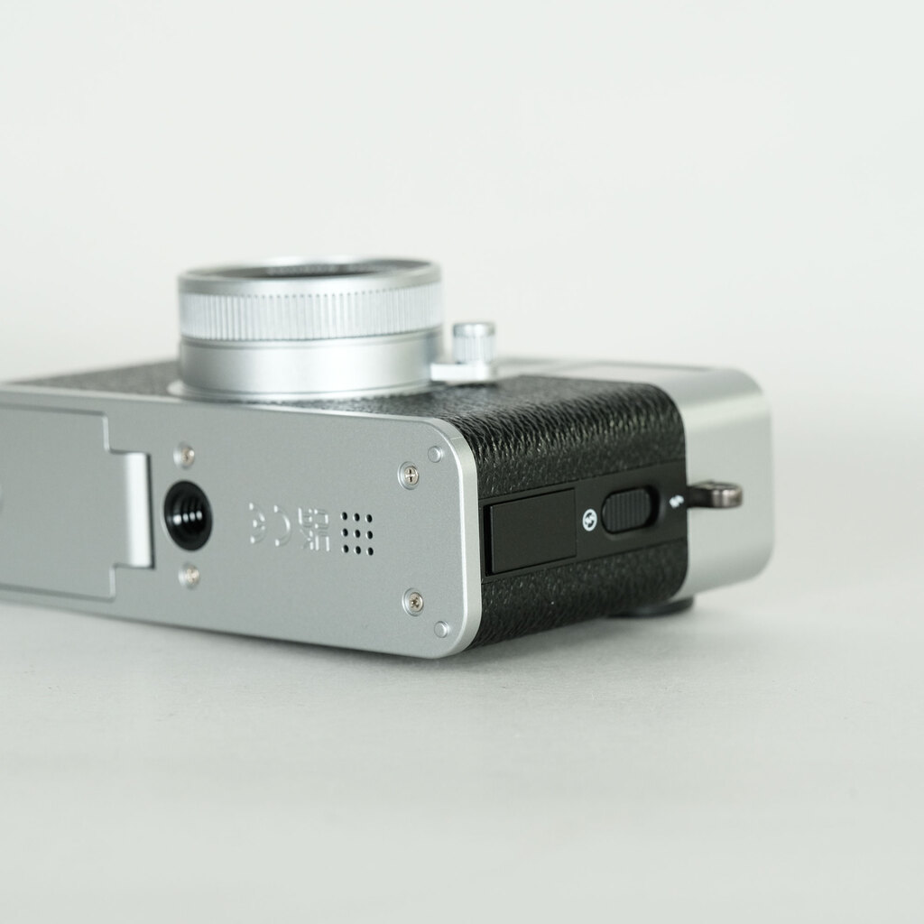 FUJIFILM X half X-HF1