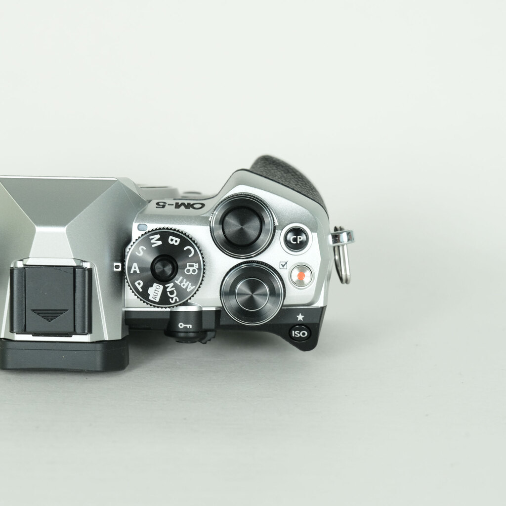 OM SYSTEM OM-5 Mark II ボディ シルバーの出品 | ONE SCENE（ワンシーン）