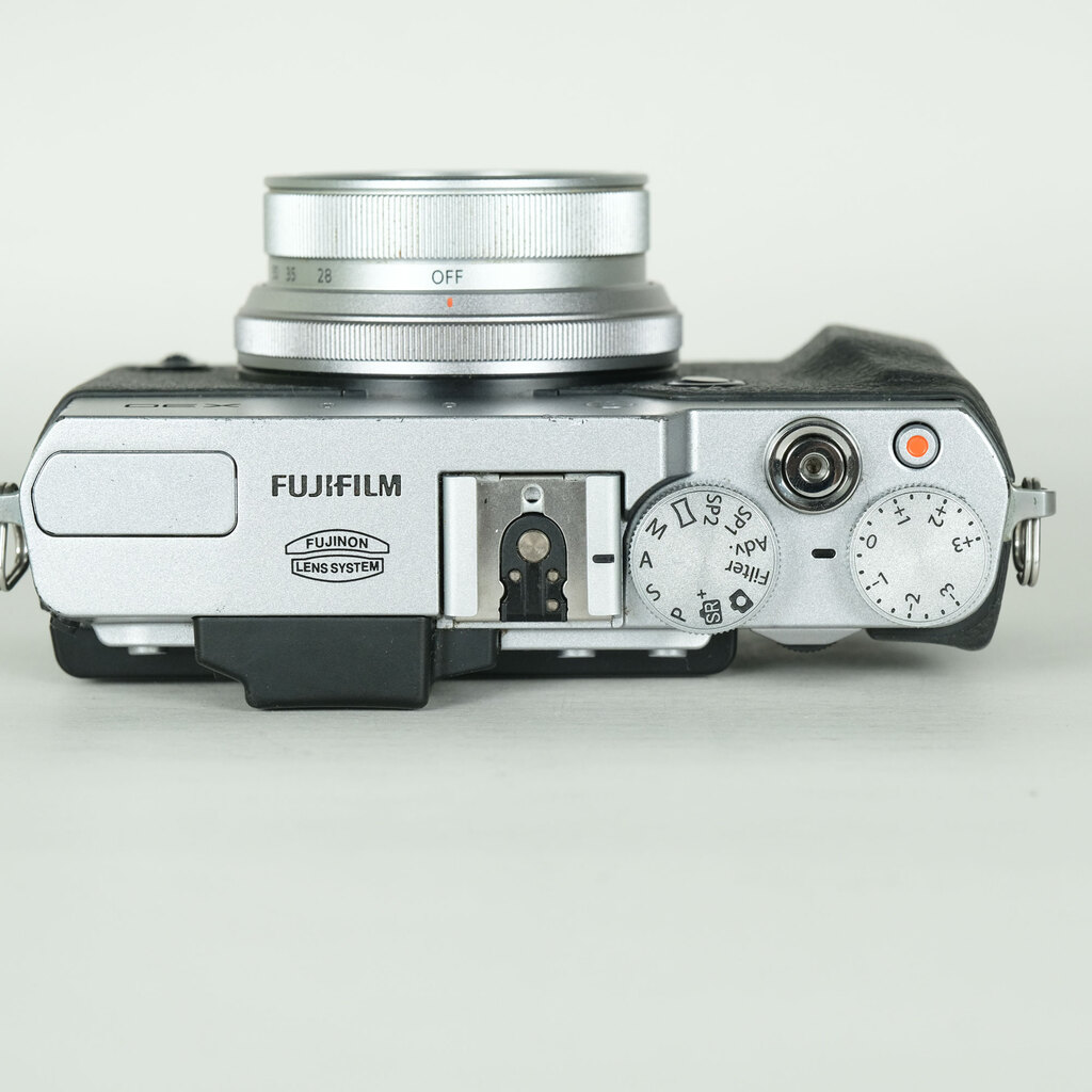 Fujifilm X30 ミラーレス一眼 シルバー 本体 FUJIFILM X30 シルバーの出品 | ONE SCENE（ワンシーン）