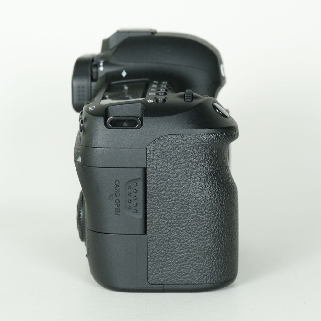 Canon EOS 6D Mark II [�{�f�B]