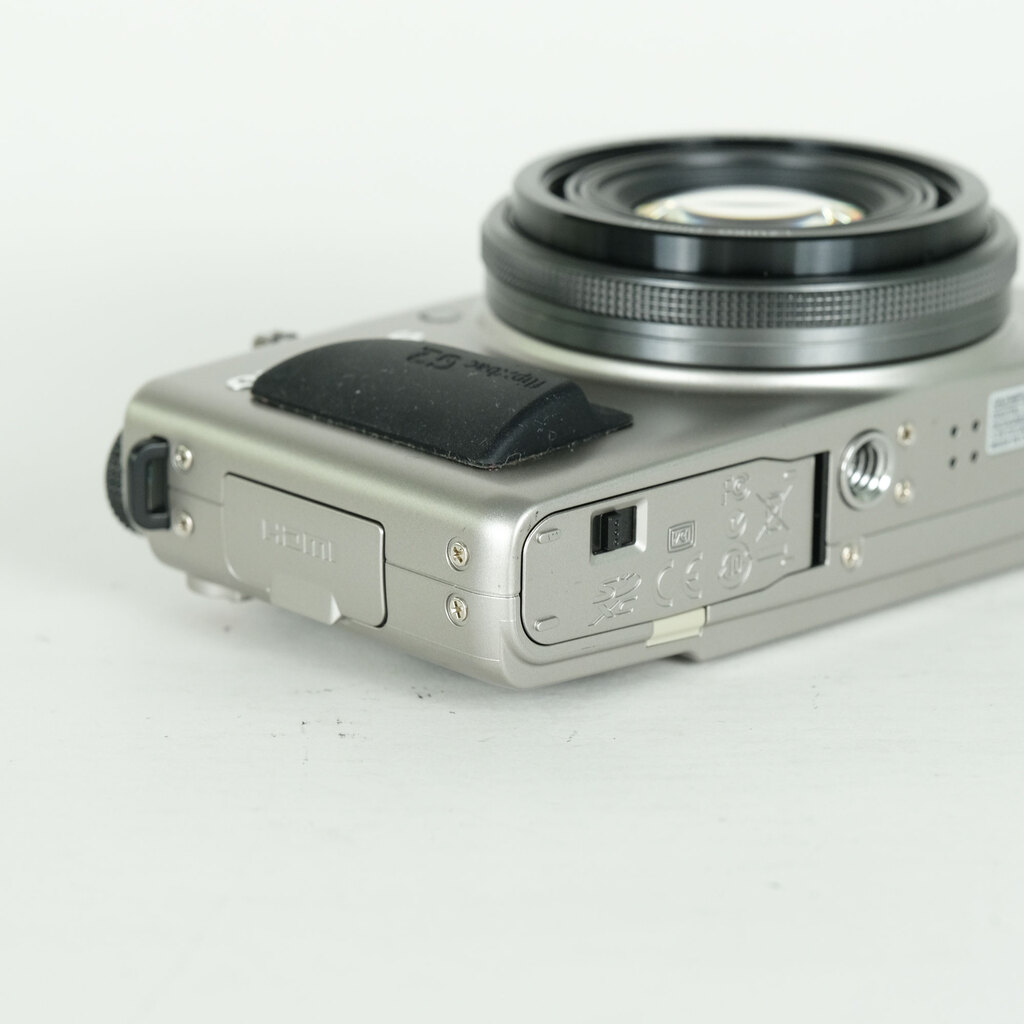 OLYMPUS XZ-1 チタニウムシルバー プレミアムキットの出品 | ONE SCENE