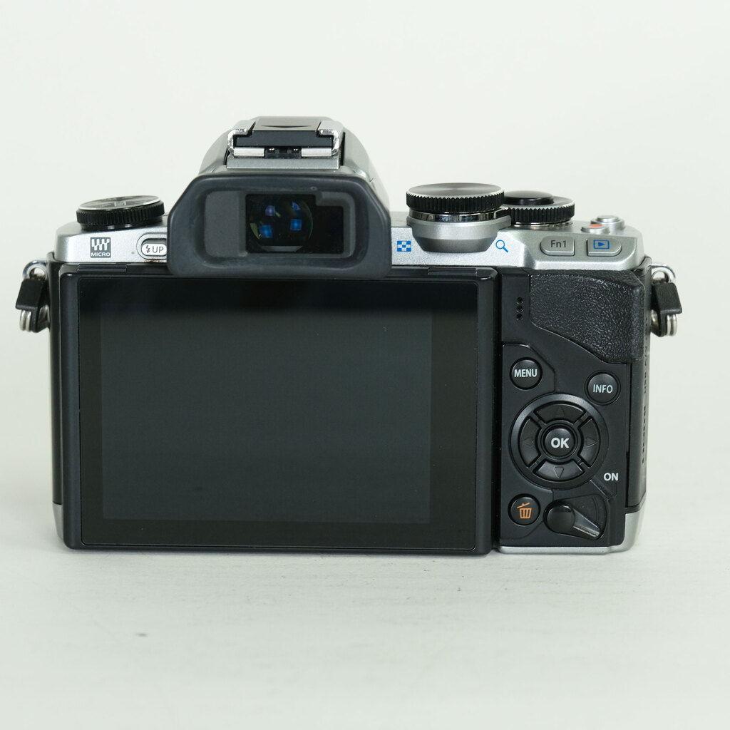 OLYMPUS OM-D E-M10 ボディ シルバー