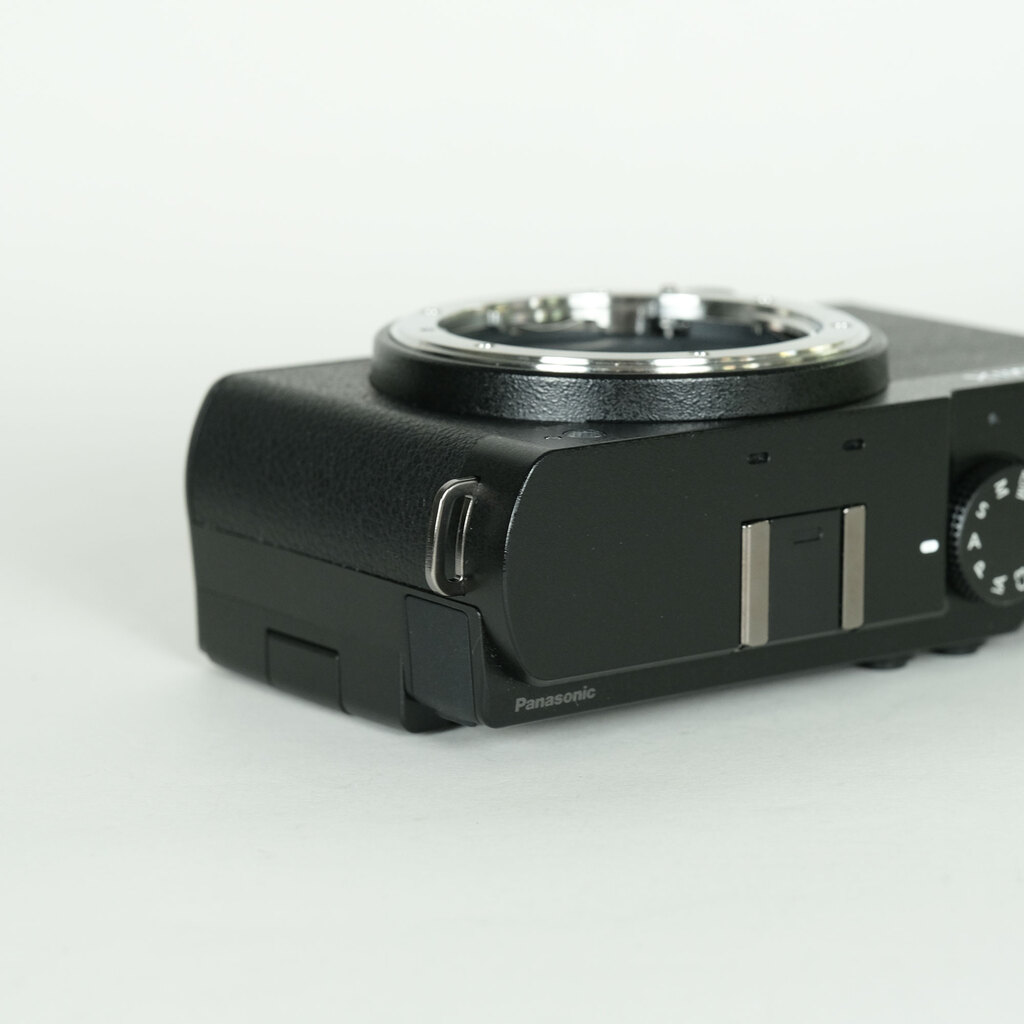 Panasonic LUMIX DC-S9 Panasonic LUMIX DC-S9