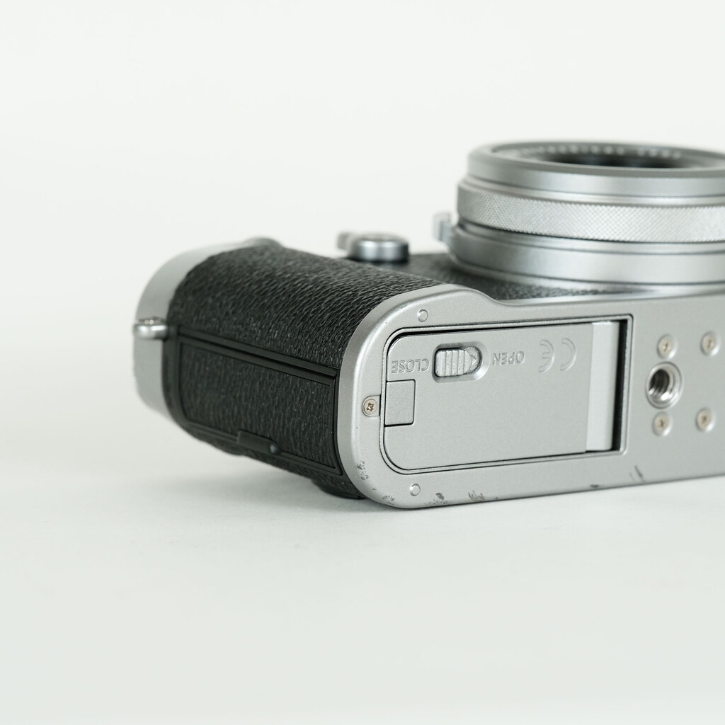 FUJIFILM X100F シルバー FUJIFILM X100F シルバー