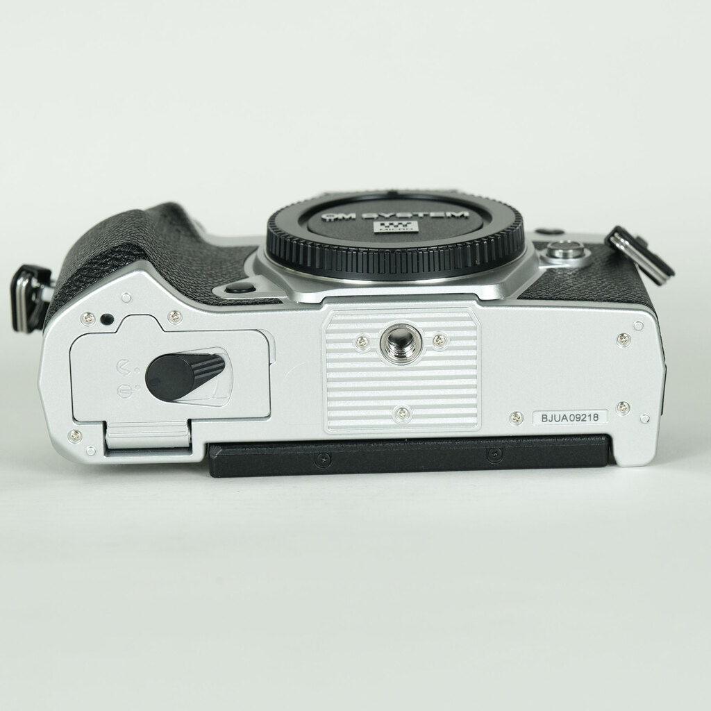 OM SYSTEM OM-5 Mark II ボディ シルバーの出品 | ONE SCENE（ワンシーン）