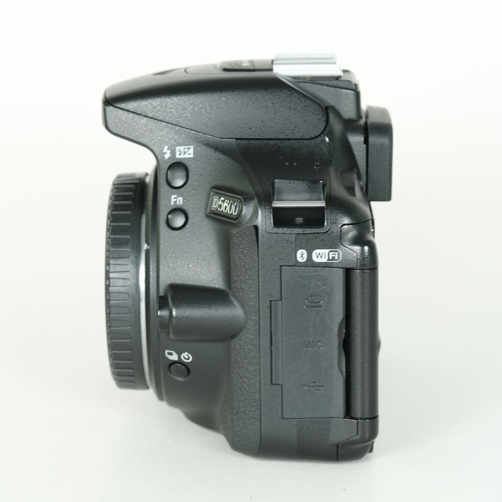 Nikon D5600 [�{�f�B]