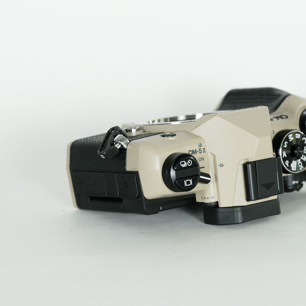 OM SYSTEM OM-5 Mark II ボディ サンドベージュの出品 | ONE SCENE