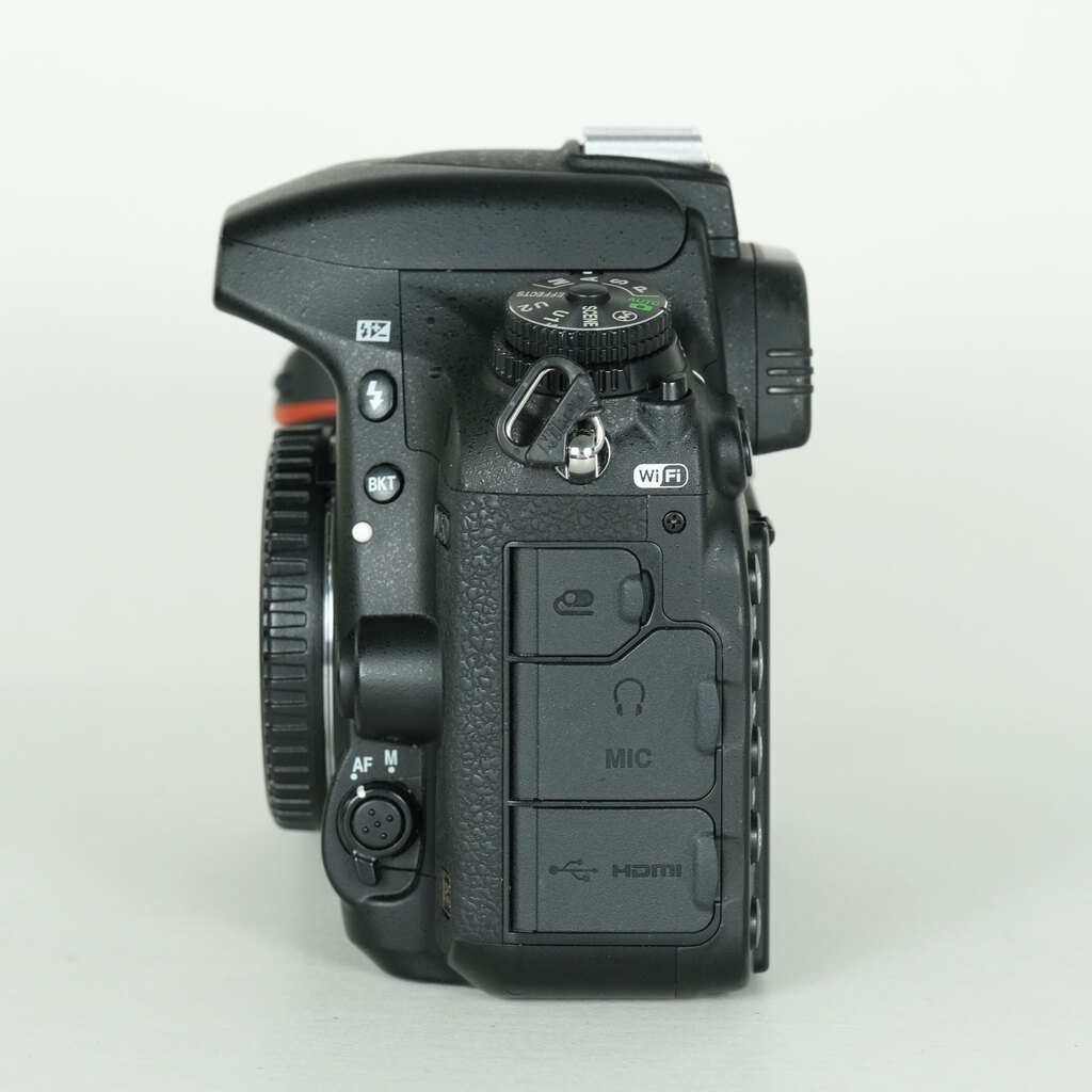 Nikon D750 [�{�f�B]