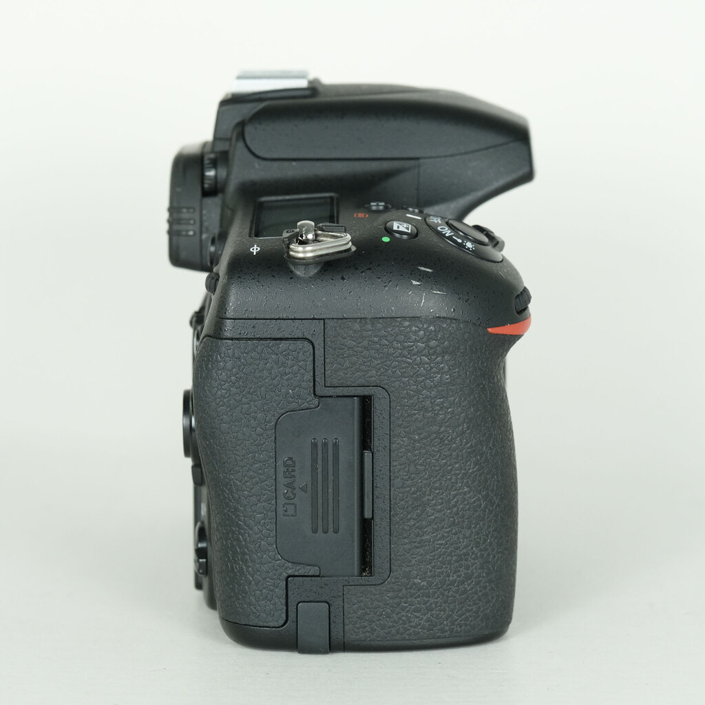 Nikon D750 [�{�f�B]