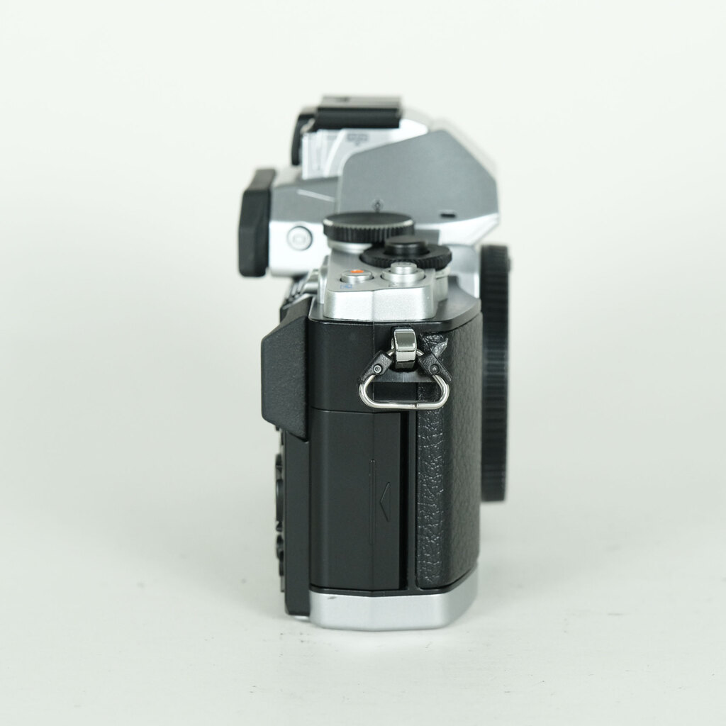 OLYMPUS OM-D E-M5 �{�f�B �V���o�[