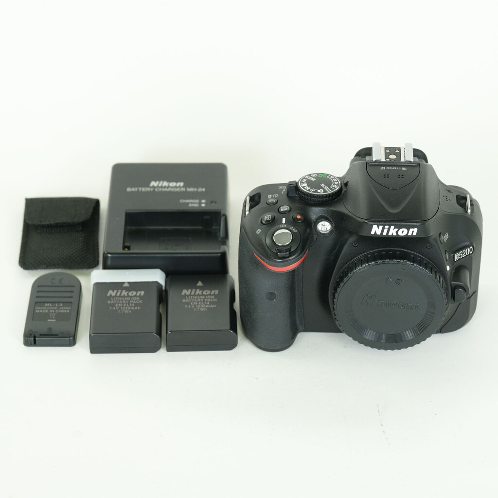 Nikon D5200 �{�f�B �u���b�N