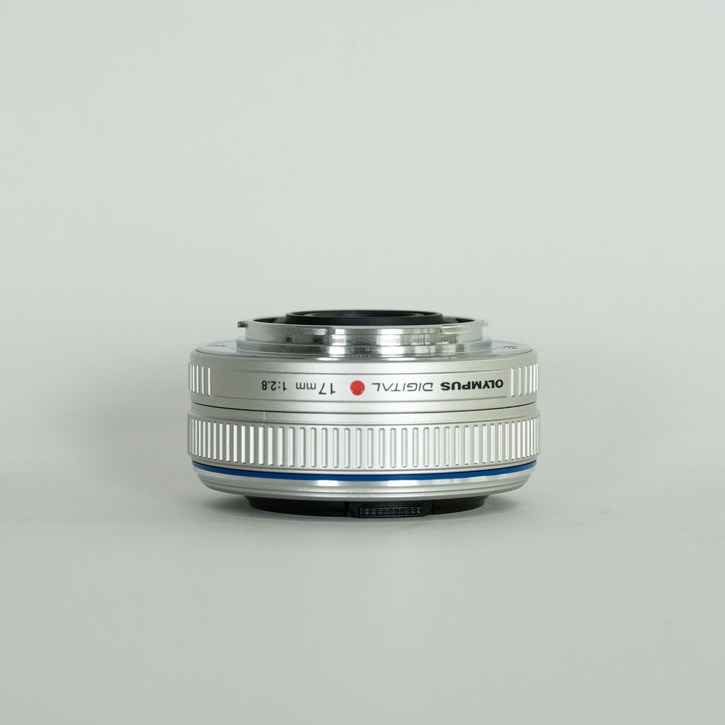 OLYMPUS M.ZUIKO DIGITAL 17mm F2.8 シルバー OLYMPUS M.ZUIKO DIGITAL 17mm F2.8 シルバー