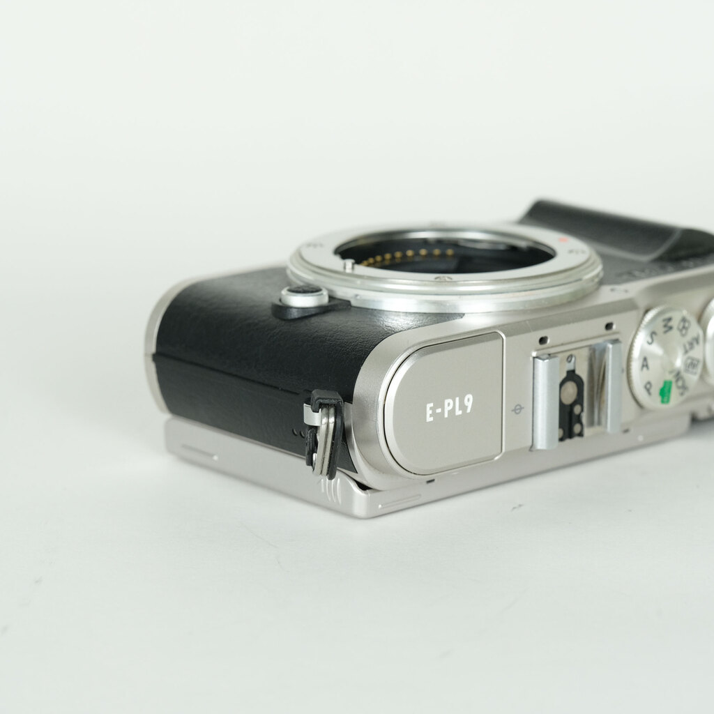【ジャンク】OLYMPUS PEN E-PL9 ボディ、レンズ、充電器 動作不良 OLYMPUS PEN E-PL9の出品 | ONE SCENE（ワンシーン）