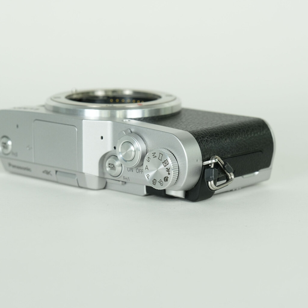 Panasonic LUMIX DC-GF9 ボディ シルバーの出品 | ONE SCENE（ワンシーン）