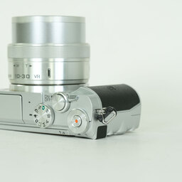 Nikon Nikon1 J5 標準パワーズームレンズキット シルバー Nikon Nikon1 J5 標準パワーズームレンズキット シルバー
