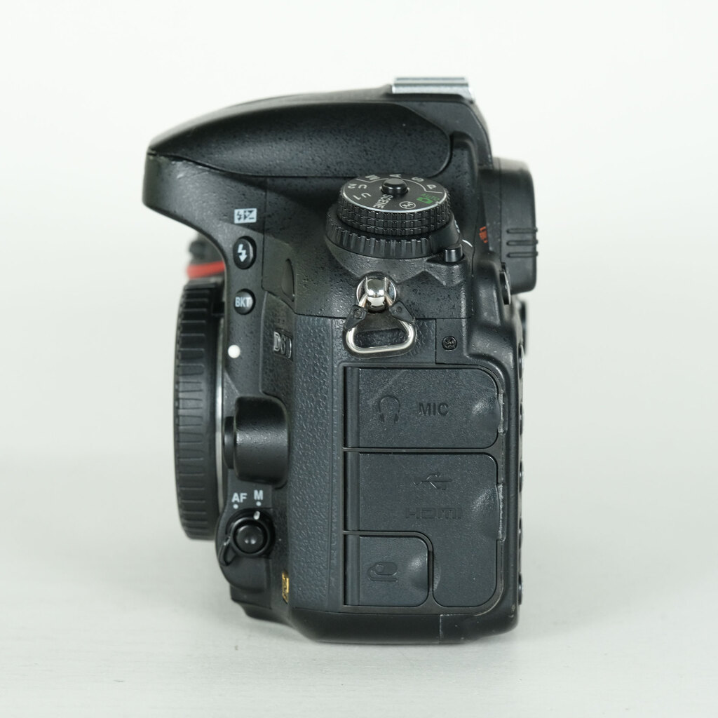 Nikon D610 [�{�f�B]