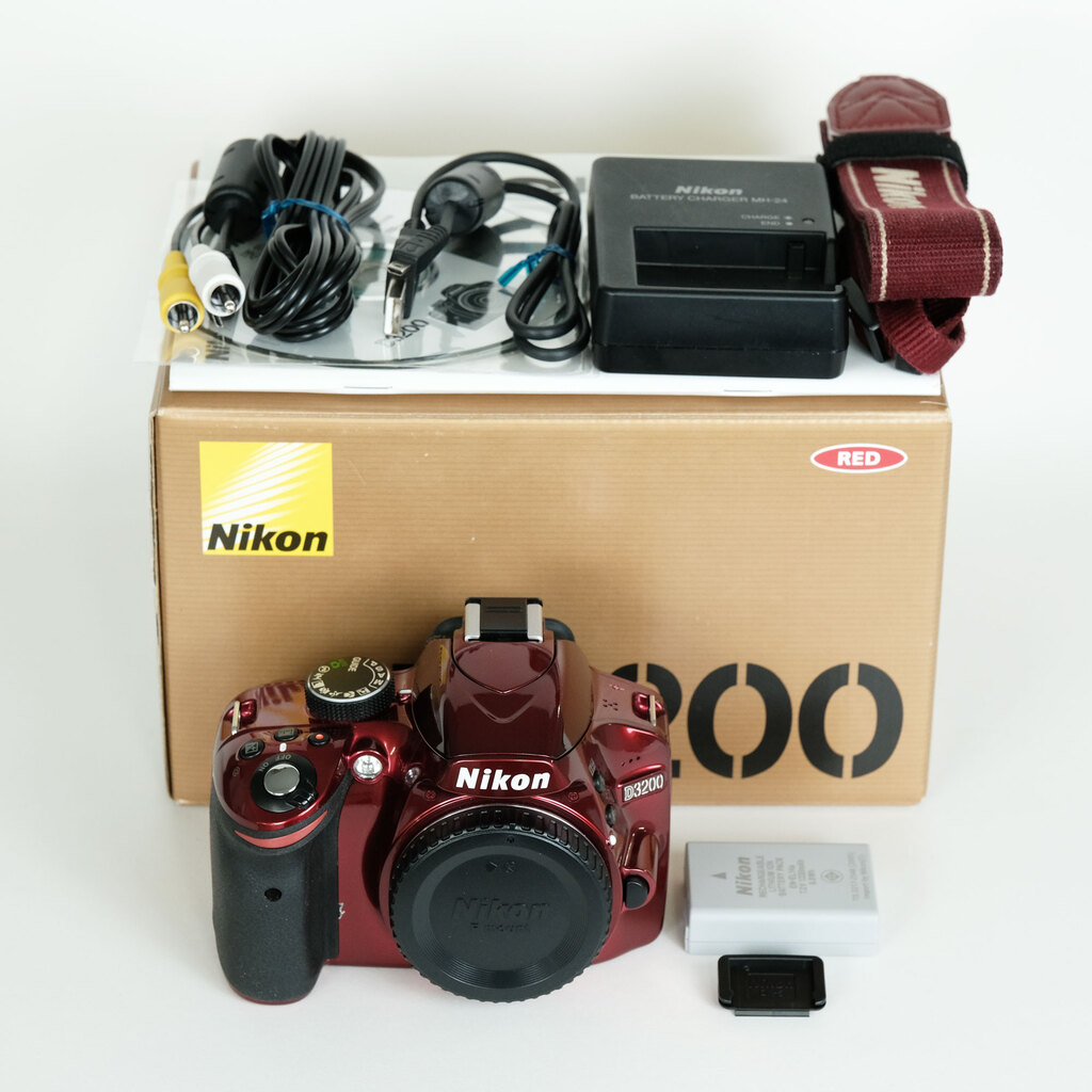 Nikon D3200 ボディ レッド Nikon D3200ボディ レッドの出品 | ONE SCENE（ワンシーン）