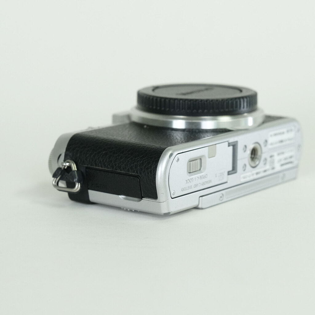 Panasonic LUMIX DMC-GF7 ボディ シルバー