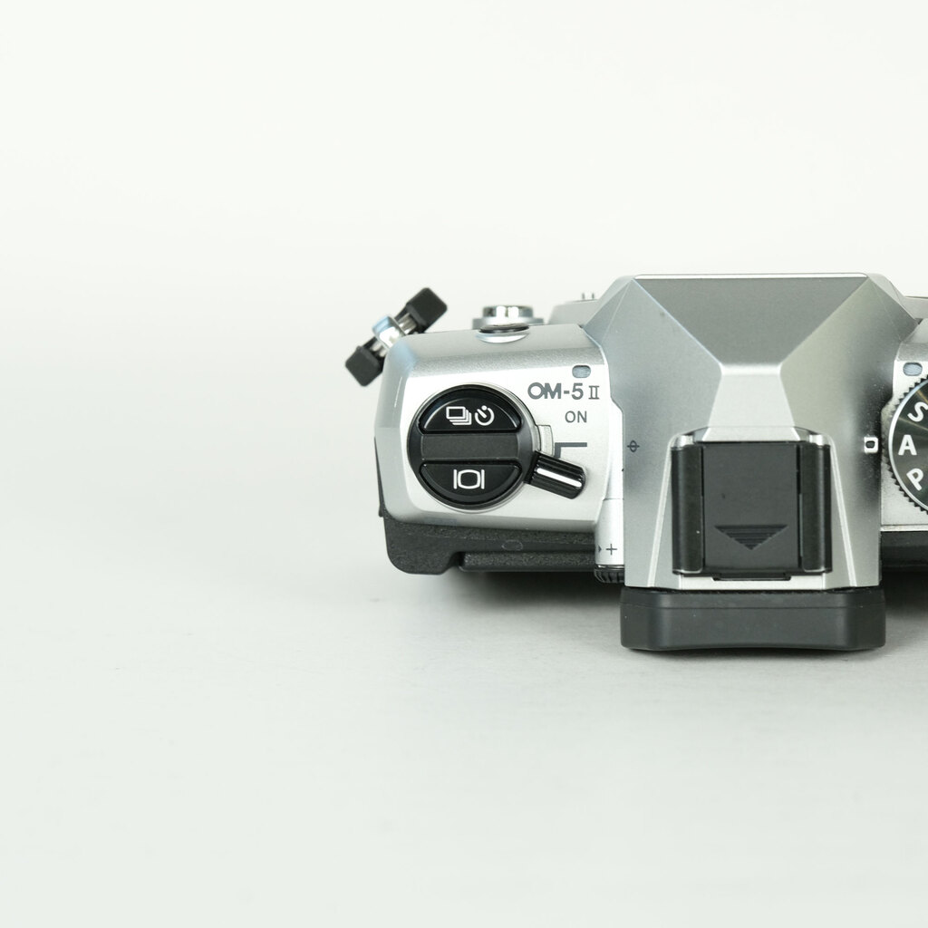 OM SYSTEM OM-5 Mark II ボディ シルバーの出品 | ONE SCENE（ワンシーン）