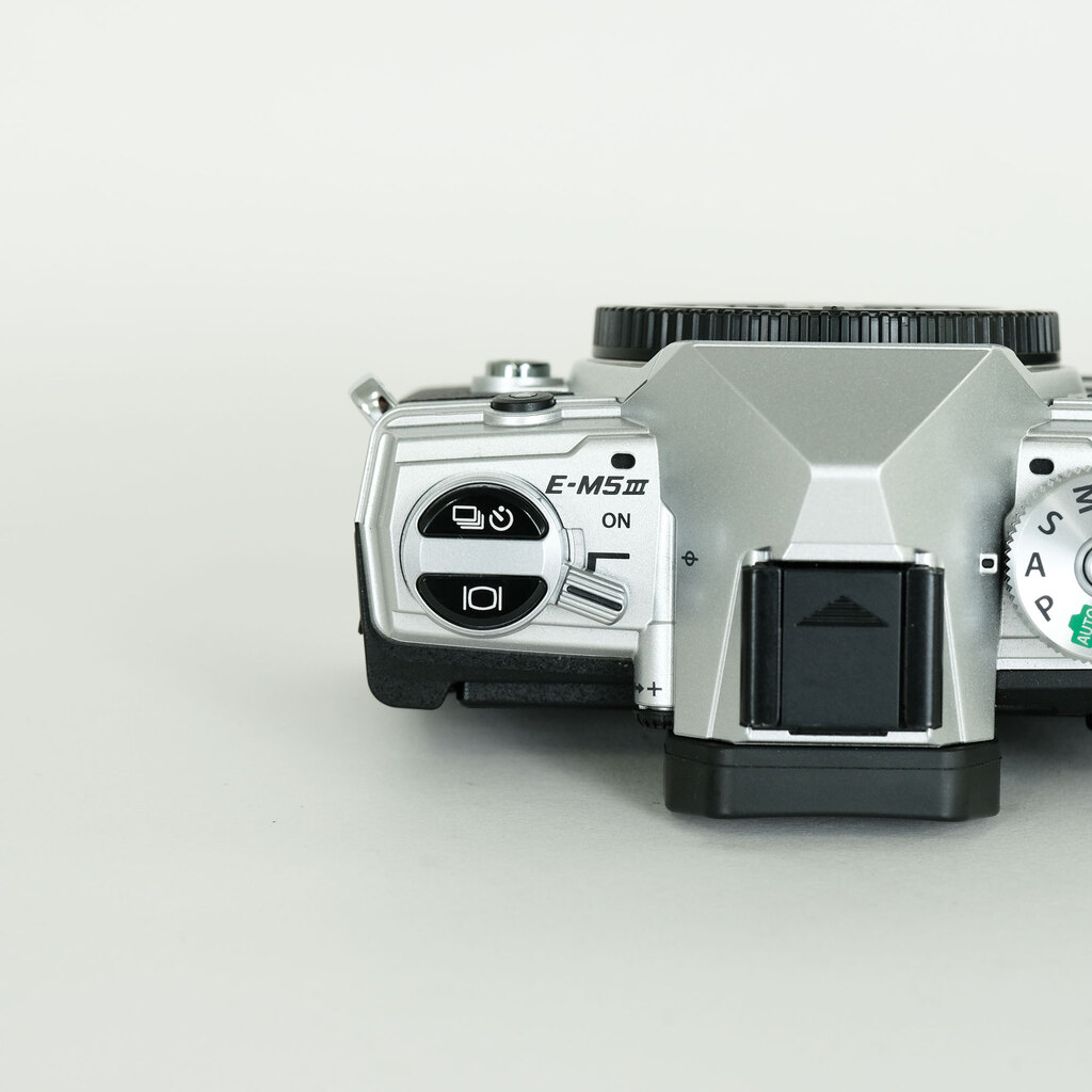 OLYMPUS OM-D E-M5 Mark III
