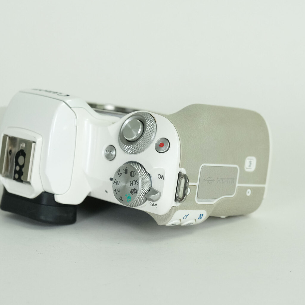 Canon EOS Kiss M Canon EOS Kiss M