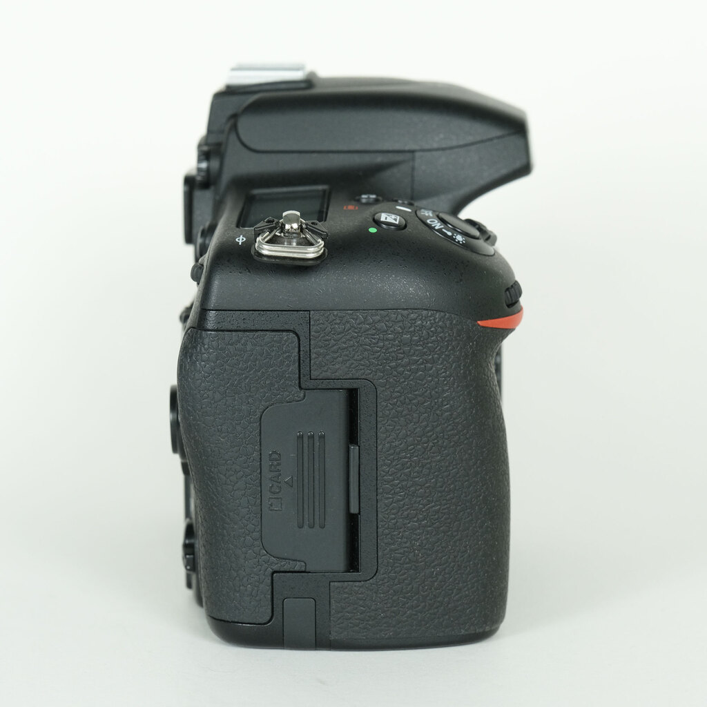 Nikon D750 [�{�f�B]