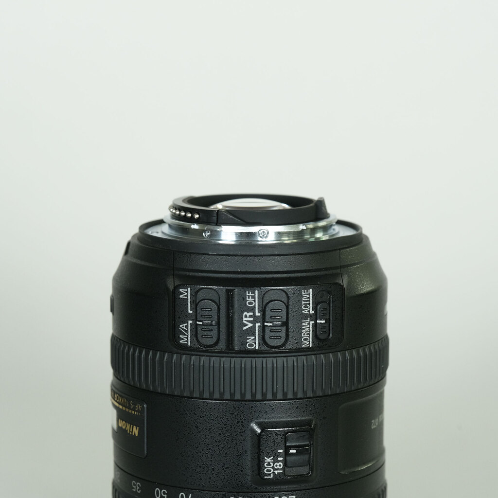 Nikon AF-S DX NIKKOR 18-200mm F3.5-5.6G ED VR II Nikon AF-S DX NIKKOR 18-200mm F3.5-5.6G ED VR II