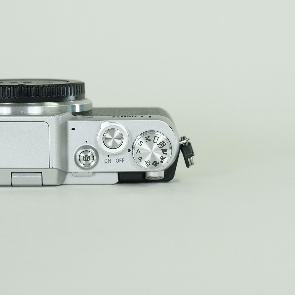 Panasonic LUMIX DMC-GF7 ボディ シルバー