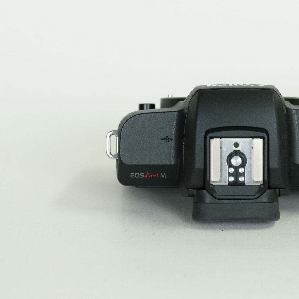 Canon EOS Kiss M Canon EOS Kiss M