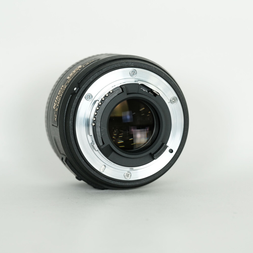 Nikon AF-S DX NIKKOR 35mm f/1.8G Nikon AF-S DX NIKKOR 35mm f/1.8G