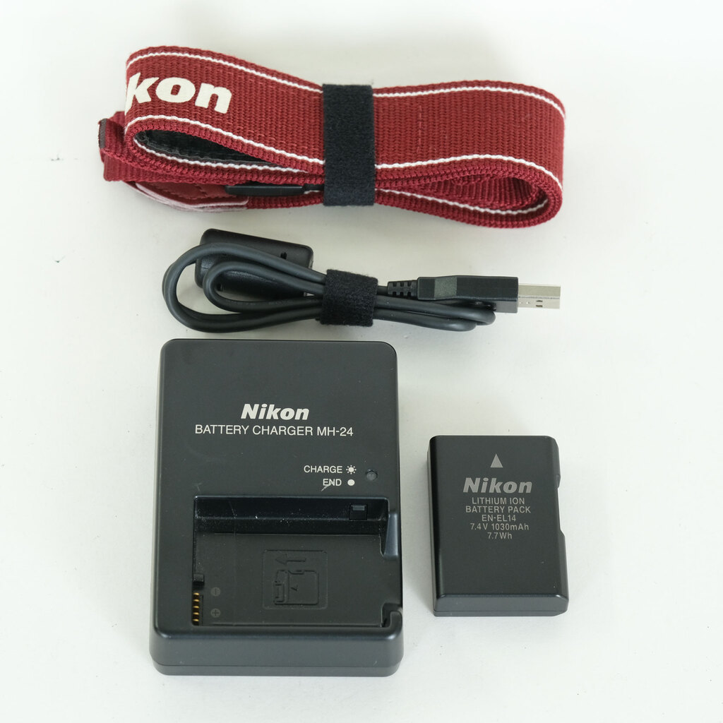 Nikon D3200ボディ レッド